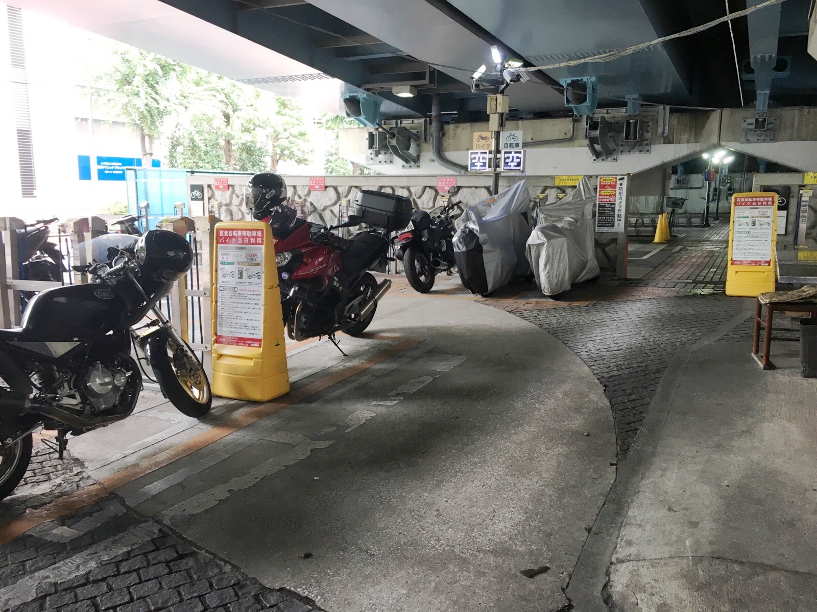 バイクが停められる駐輪場 | ブック | MEQQE（めっけ）