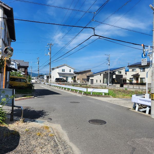 道幅の狭い交差点 - おすすめ画像