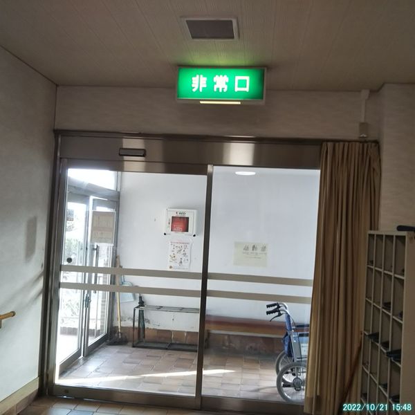 AED @関前岡村診療所 玄関入口 風除室 左壁面 - おすすめ画像