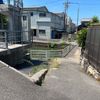 川近くの急な坂 - トップ画像