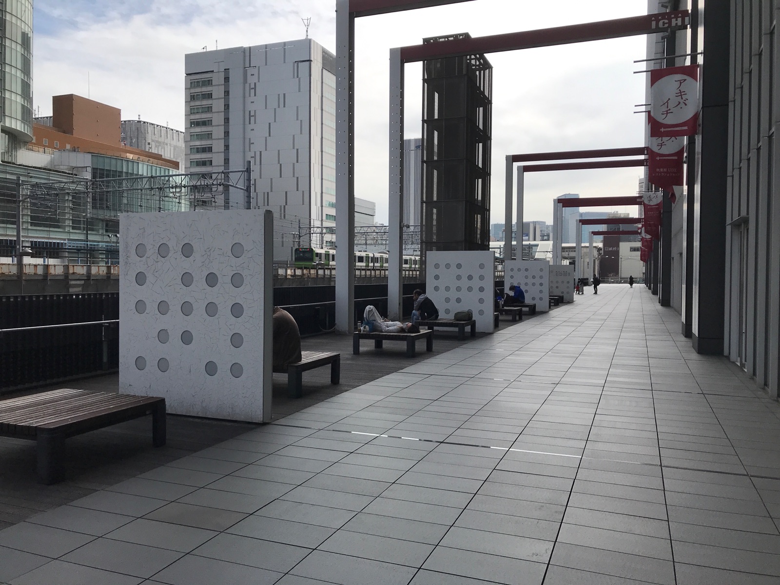 秋葉原 ツルミロボBlog | JR秋葉原駅・電気街口（UDX側）「ブルー
