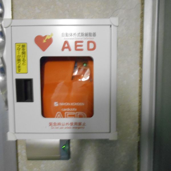 AED @今治市立菊間小学校 職員室屋外階段出口横 - おすすめ画像