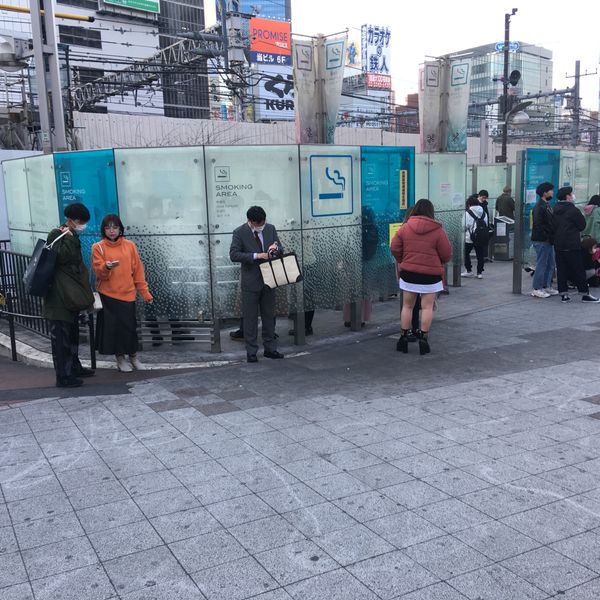 新宿駅東口広場　喫煙所 - トップ画像