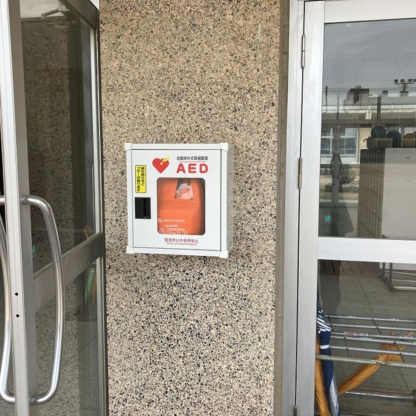 AED @今治市立波止浜小学校 運動場側玄関（屋外） - おすすめ画像