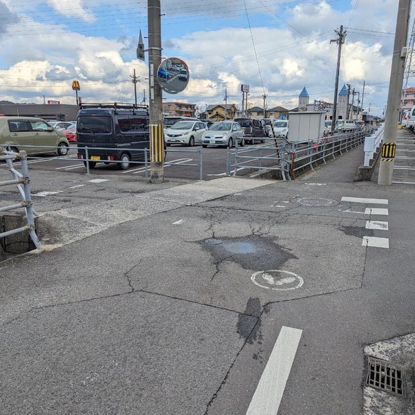 馬越本郷②【パチンコ店とハンバーガーショップの駐車場近くの交差点】 - おすすめ画像