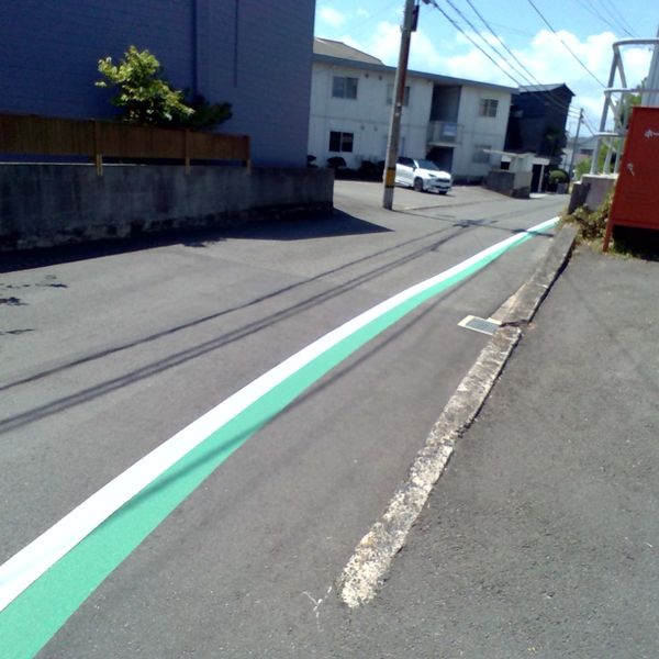 緩やかなカーブで向こう側が見えにくい歩道 - おすすめ画像