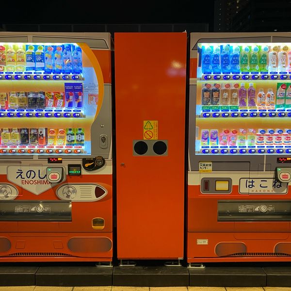 ロマンスカーのラッピング自販機 - おすすめ画像