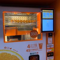 生搾りオレンジジュースの自販機　＠京急電鉄 品川方面のホーム - 投稿画像1