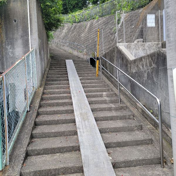 神木本町緑地へ進む階段 - おすすめ画像