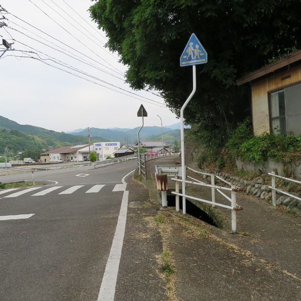 通学路の用水路の柵の腐食【三反地】 - おすすめ画像