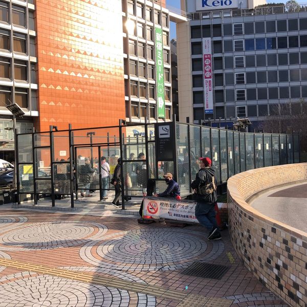 新宿駅西口地上歩道　喫煙所 - おすすめ画像