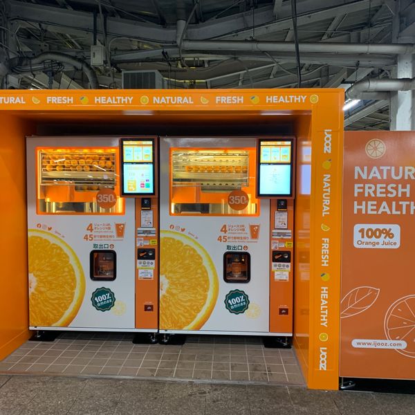 生搾りオレンジジュースの自販機　＠京急電鉄 品川方面のホーム - トップ画像