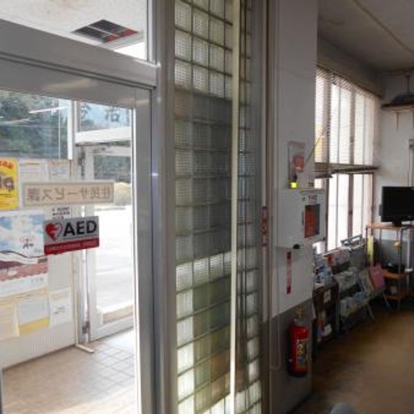 AED @上浦支所 庁舎１階 ロビー入口左手前の柱 - おすすめ画像