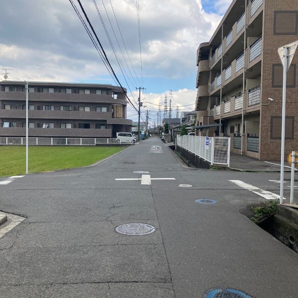 小泉新田１①【両側に用水路がある道路】 - おすすめ画像