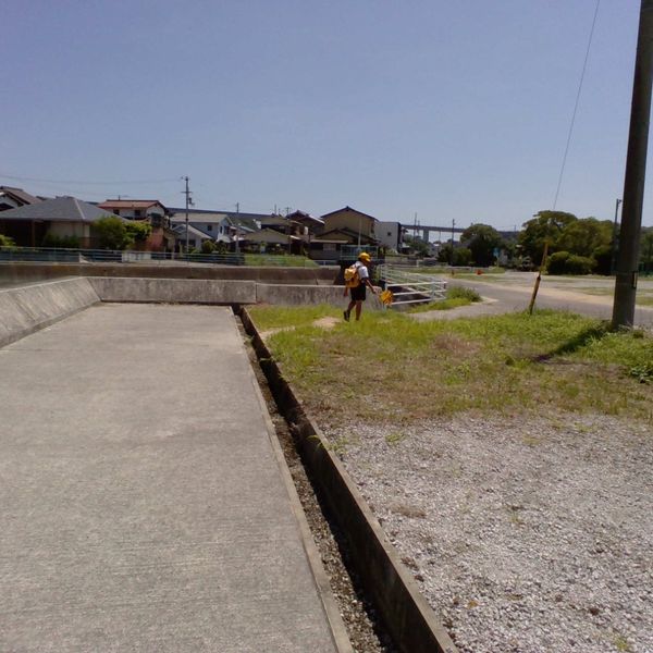 細い溝のある歩道 - トップ画像