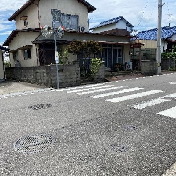 【藤の木１】田んぼ横の道を抜けた先の交差点 - トップ画像