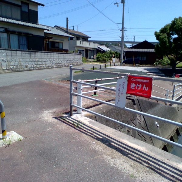 柵が低い道路 - トップ画像