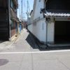 路地裏から大通りへ出る道 - トップ画像