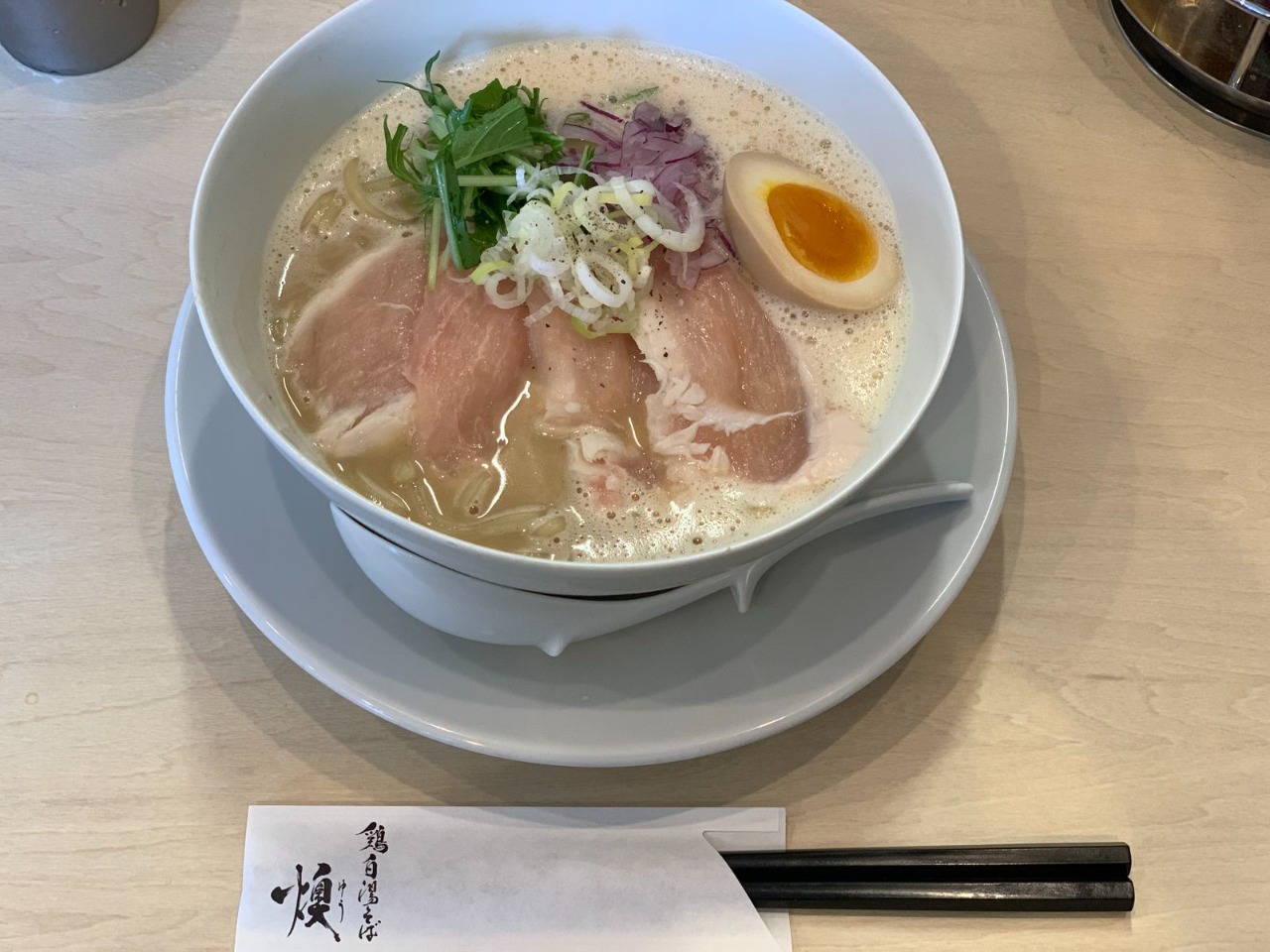 鶏白湯そば 燠(ゆう)（ラーメン） | MEQQE（めっけ）