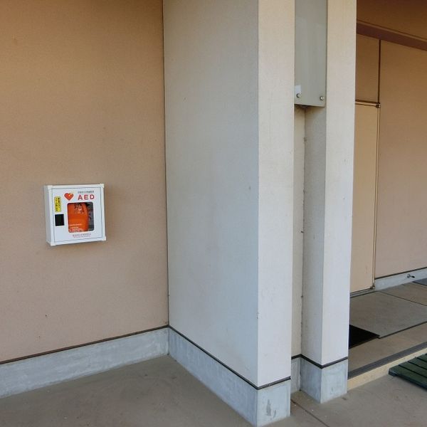 AED @今治市立伯方中学校 体育館渡り廊下前壁面（屋外） - おすすめ画像