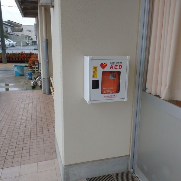 AED @今治市立乃万小学校 保健室運動場出口横 - おすすめ画像