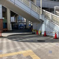 田町駅東口デッキ下　喫煙所 - 投稿画像1