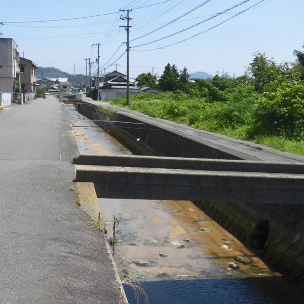 川沿いの細い道 - トップ画像