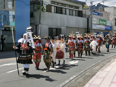 源頼朝旗挙げ武者行列（史跡・名所） | MEQQE（めっけ）