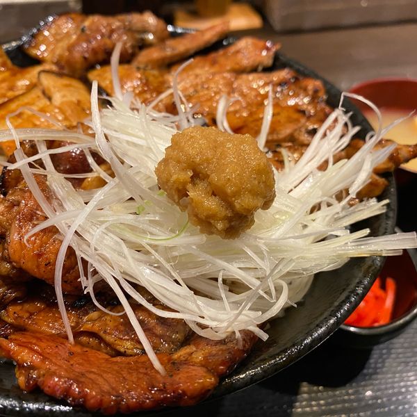 炭焼豚丼 小豚家 - トップ画像