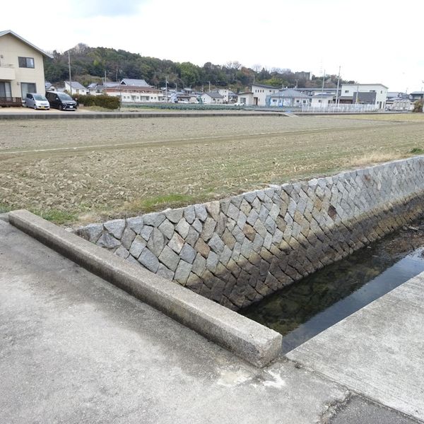 小泉本郷２②【水路上のセメントの橋】 - おすすめ画像