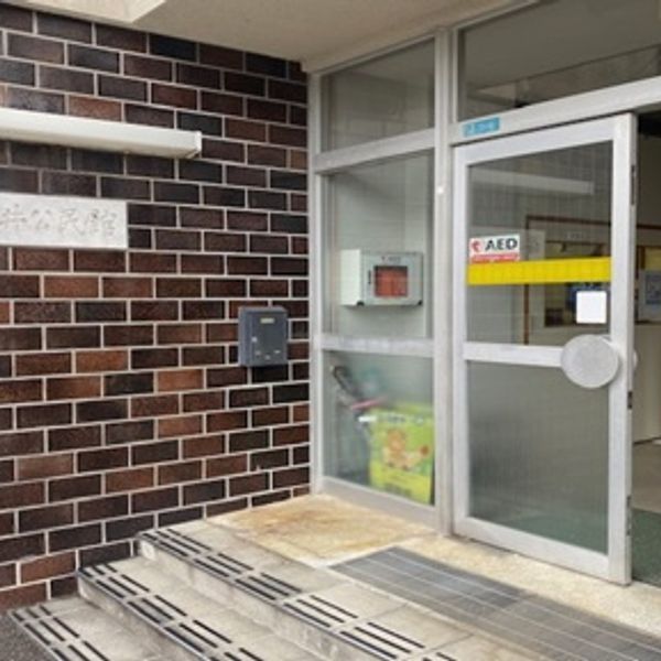 AED @桜井公民館 玄関ホール内（玄関に入って左壁に移設） - おすすめ画像
