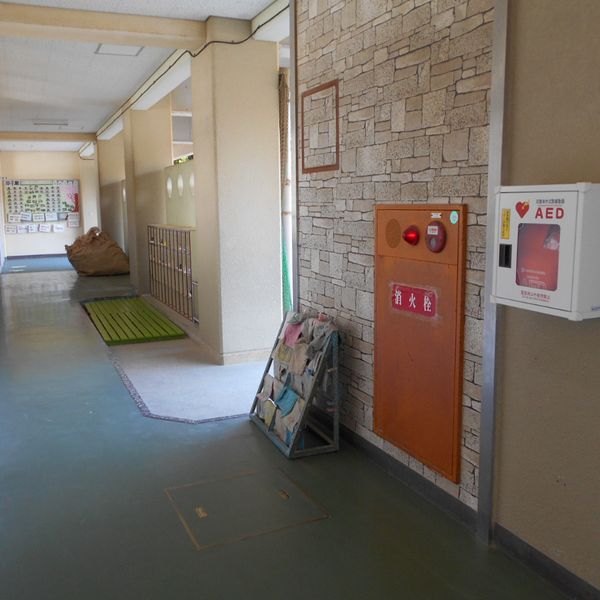 AED @今治市立近見小学校 西校舎１階（屋外） - おすすめ画像